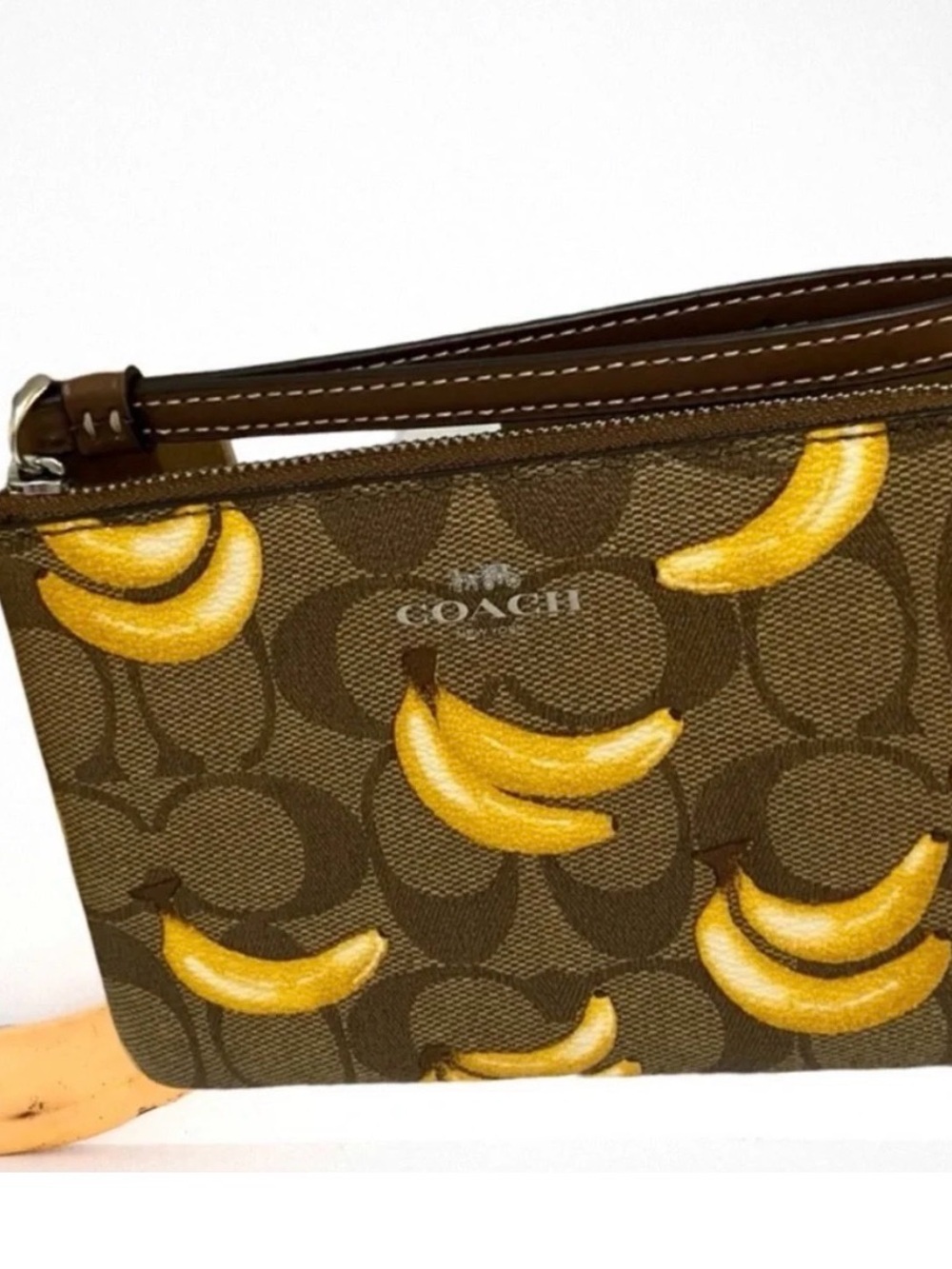 Coach CORNER ZIP WRISTLET IN SIGNATURE CANVAS WITH BANANA PRINT NEW